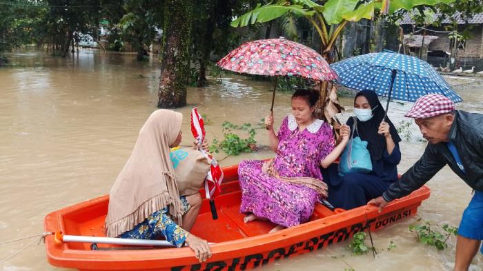 banjir-di-desa-idaman-ibu-hamil-naik-perahu.jpg