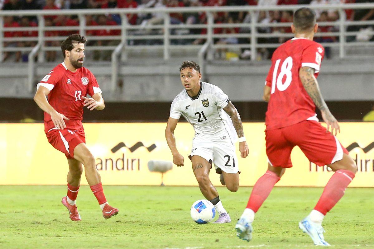 bek-Timnas-Indoensia-Dean-James-tengah.jpg