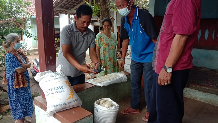 Warga Terima Bansos Beras Busuk dan Menggempal, PT Pos Pandeglang Arahkan ke Bulog
