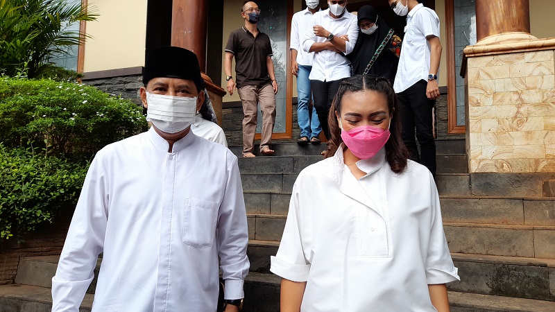 cawalkot-tangsel-dan-wakilnya-muhamad-rahayu-saraswati-jalan-kaki-ke-tps.jpg