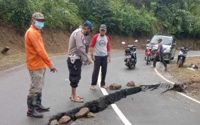 Retak dan Amblas, Jalan Penghubung Lebak-Sukabumi Sepanjang 30 Meter