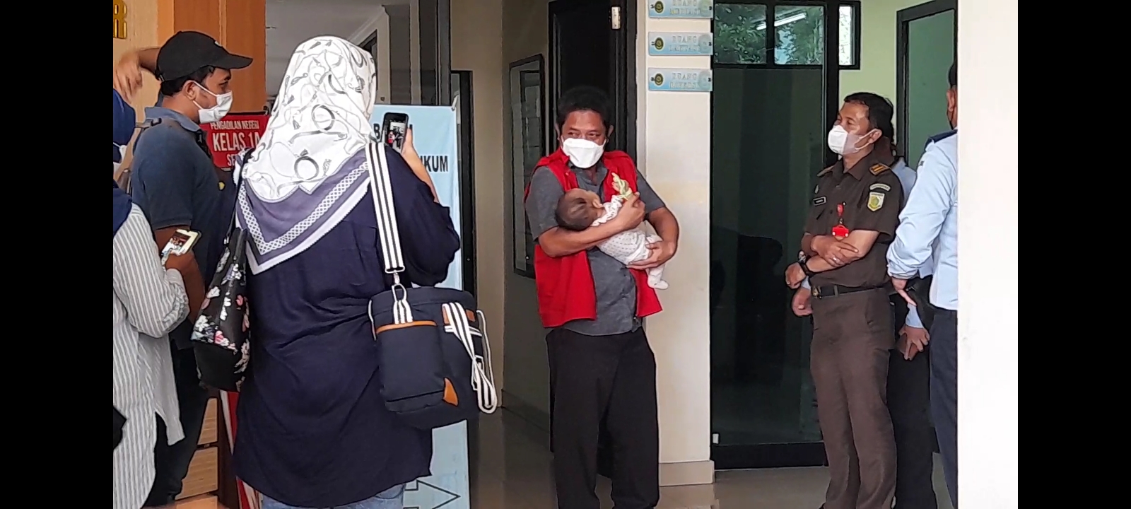 Momen Bikin Haru, Terdakwa Kasus Korupsi Dana Hibah Ponpes Gendong Bayi Jelang Sidang