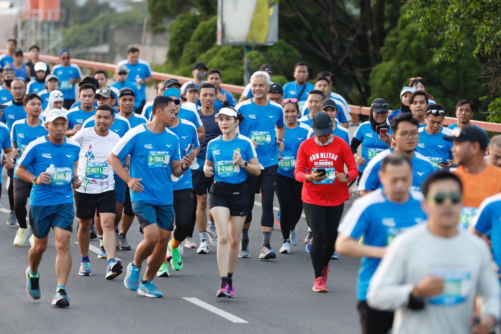 Selesai Lari Bareng Ridwan Kamil, dan Bima Arya, Ganjar Sambut Istri di Garis Finis Serahkan Bunga