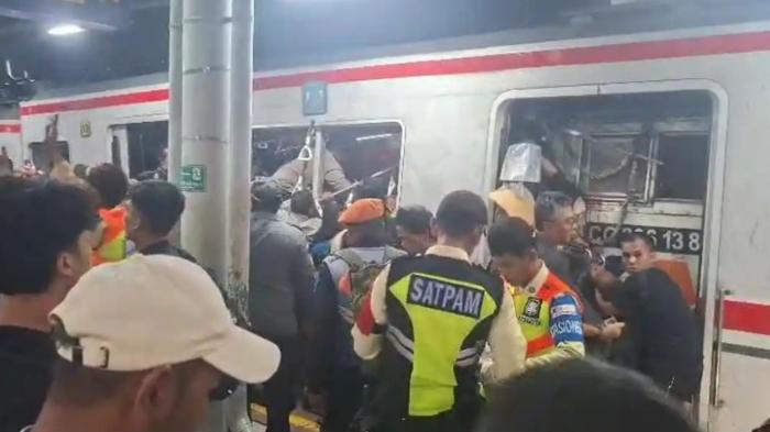 isak-tangis-keluarga-korban-krl-bekasi-timur.jpg