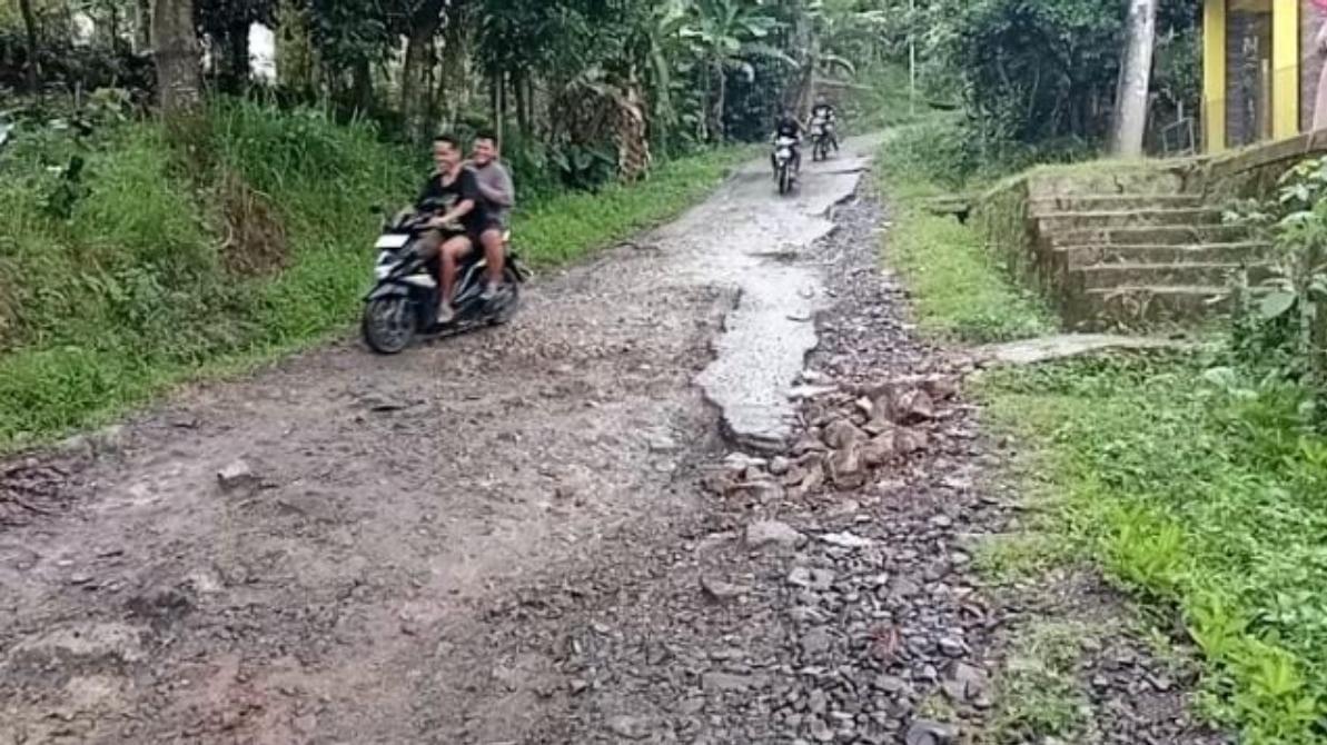jalan-rusak-lagi-di-lebak.jpg