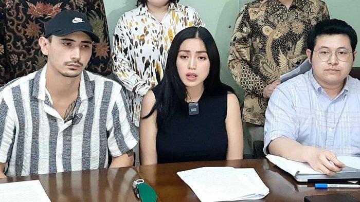 jessica-iskandar-didampingi-suaminya-vincent-verhaag-ketika-ditemui-di-kawasan-menteng.jpg