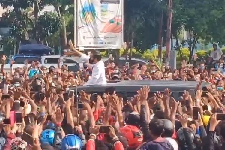 jokowi-diadang-ribuan-warga-di-jalan-di-maumere-kerumunan.jpg