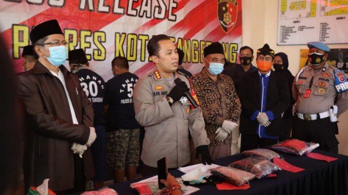 kapolresta-tangerang-kombes-pol-ade-ary-syam-indradi-saat-melakukan-ungkap-kasus-soal-pencabulan.jpg