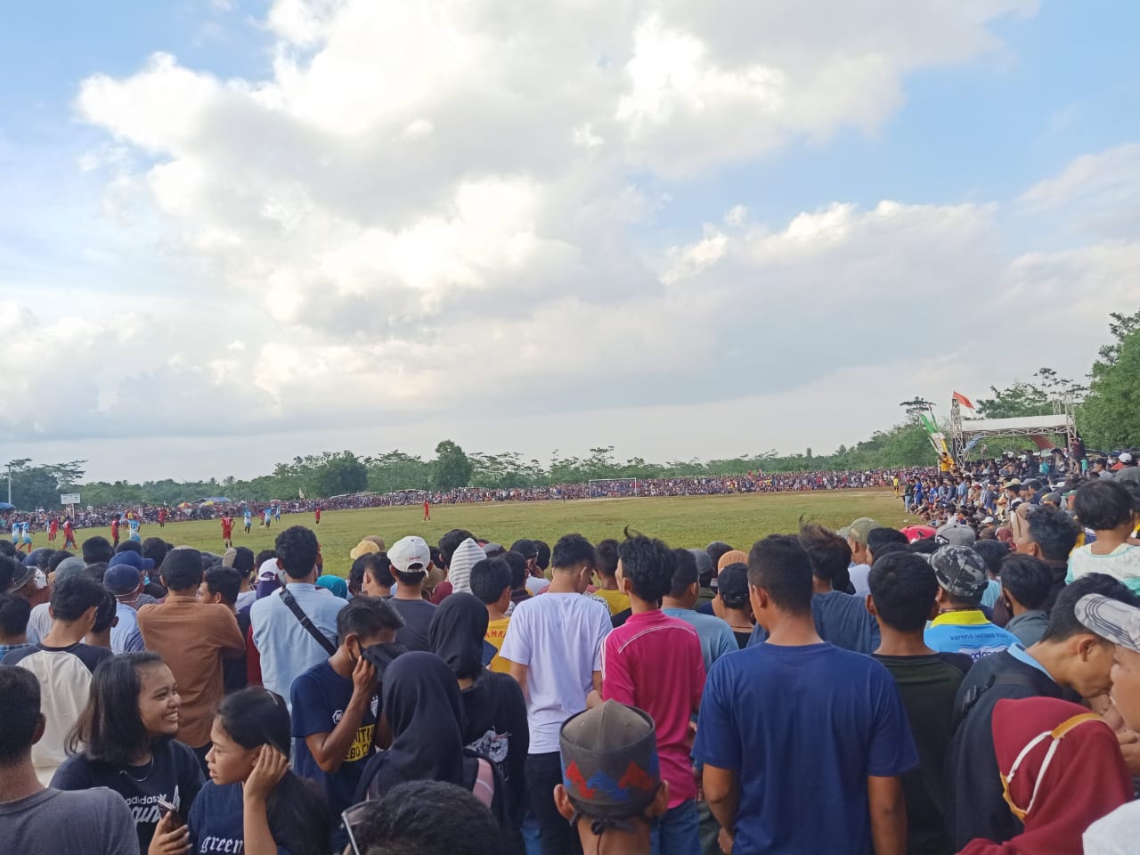 kerumunan-orang-saat-pertandingan-sepak-bola-di-kampung-graha-cibogo.jpg
