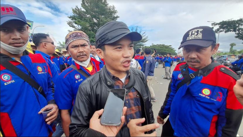 ketua-dpd-fsp-kep-spsi-banten-afif-johan-saat-sedang-demo-di-kp3b.jpg