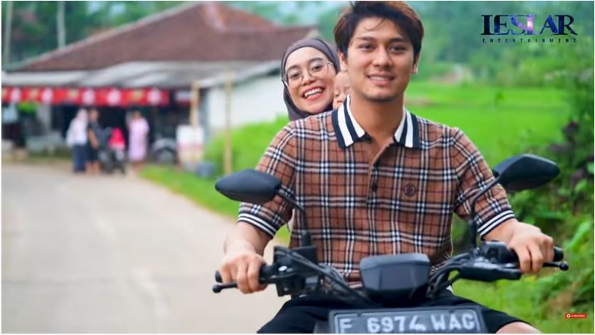 lesti-kejora-dan-rizky-billar-pertama-kalinya-mengajak-baby-l-jalan-jalan-naim-motor.jpg