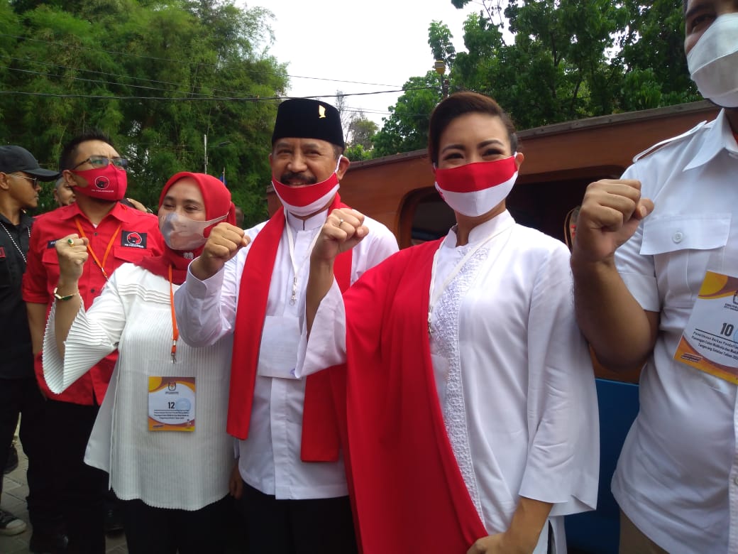 muhamad-saraswati-cuci-tangan-sebelum-daftar-ke-kpu-tangsel.jpg