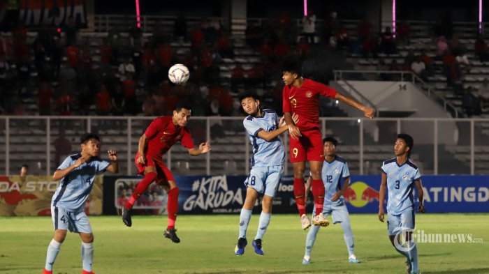 pemain-timnas-indonesia-u-16-berebut-bola.jpg