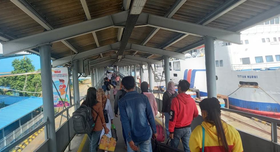 pemudik-di-merak.jpg