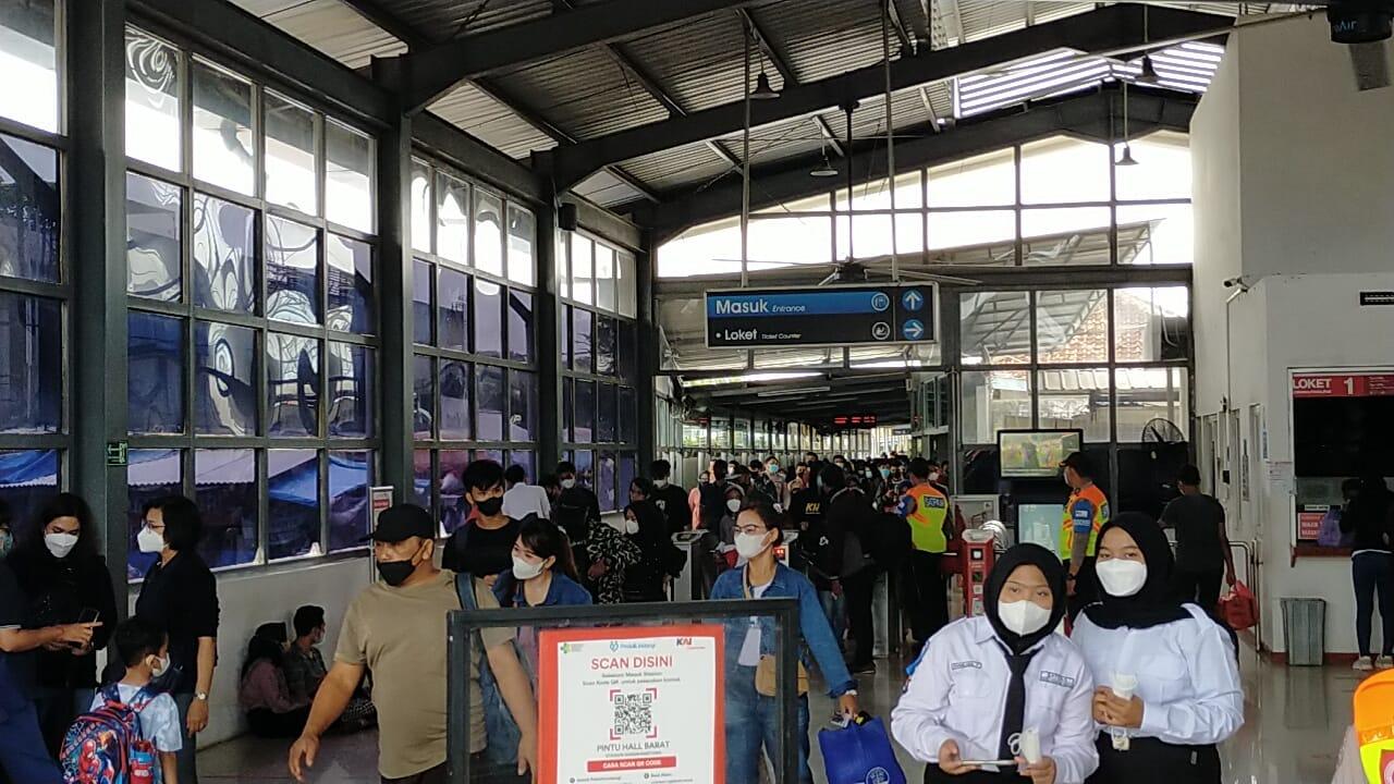 Pemudik di Stasiun Rangkasbitung Mulai Membeludak, Banyak yang Nunggu Angkutan Umum di Pasar