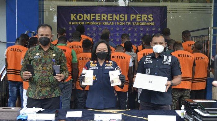 Tak Punya Izin Tinggal, 24 WNA Afrika Ditangkap saat Main Ponsel di Apartement Kota Tangerang