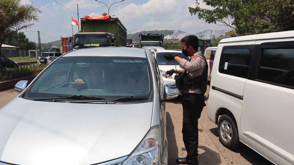 penyekatan-jalur-wisata-pantai-anyer-cinangka-di-pos-check-poin-jls-ciwandan.jpg