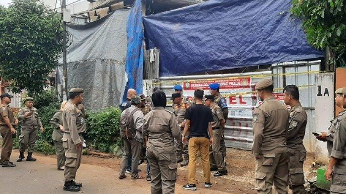 petugas-satpol-pp-tangsel-menyegel-bangunan-pabrik-masker-di-pondok-aren.jpg