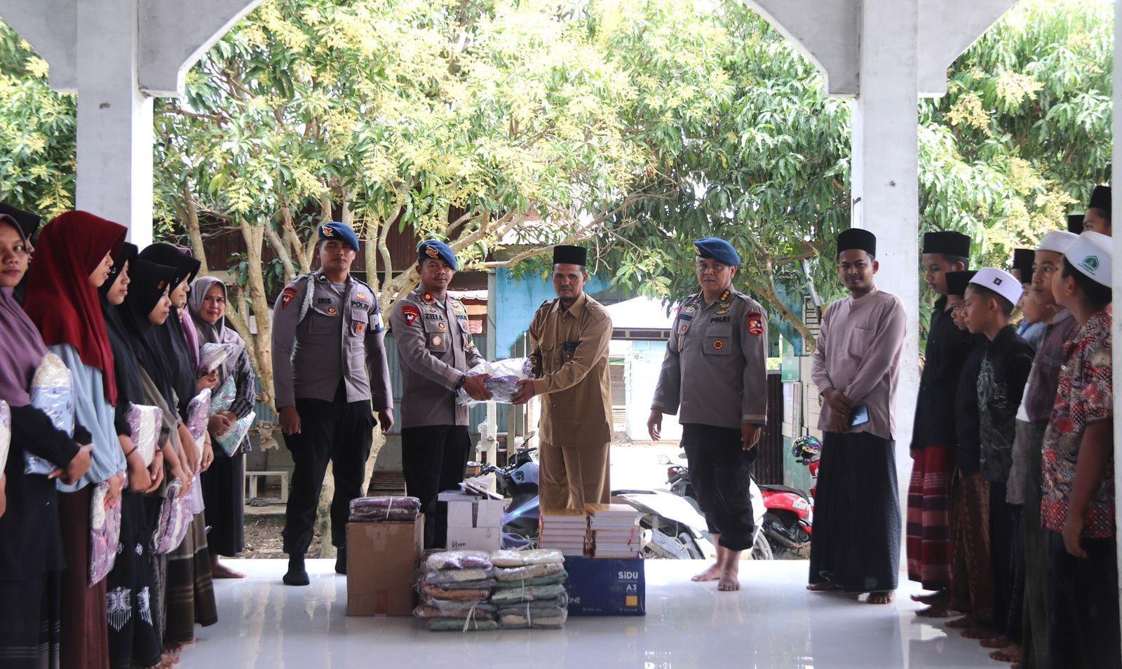 Semai Harapan di Tengah Pemulihan, Brimob Polda Banten Berbagi Al-Qur’an dan Mukena di Aceh Utara