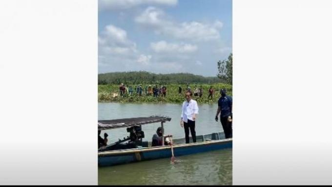 presiden-joko-widodo-jokowi-menyempatkan-diri-menaiki-perahu.jpg