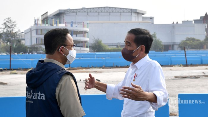 presiden-joko-widodo-kanan-berbincang-dengan-gubernur-dki-jakarta-anies-baswedan.jpg