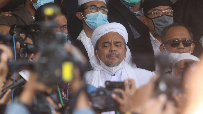 rizieq-shihab-mendatangi-mapolda-metro-jaya-untuk-menjalani-pemeriksaan-sebagai-tersangka.jpg