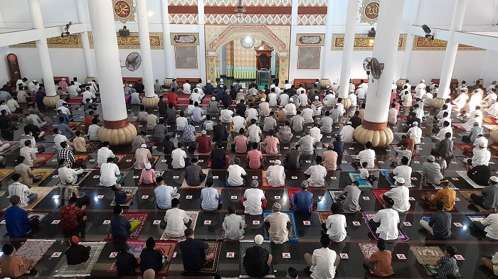 salat-idul-fitri-1442-hijriah-di-masjid-agung-ats-tsauroh-serang.jpg