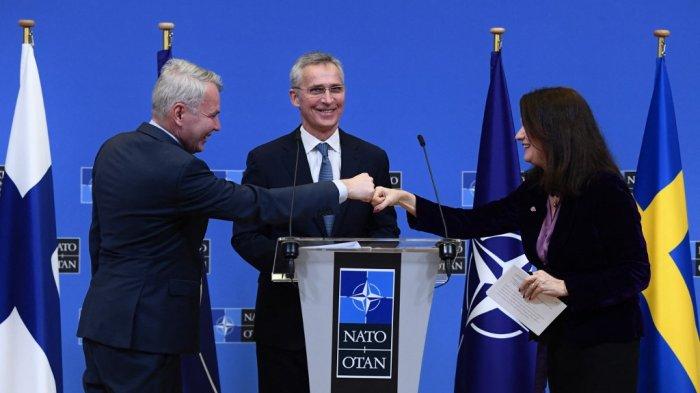 sekretaris-jenderal-nato-jens-stoltenberg-melihat-menteri-luar-negeri-finlandia.jpg