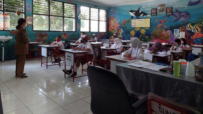 suasana-pembelajaran-tatap-muka-ptm-terbatas-di-sdn-pasar-baru-1.jpg