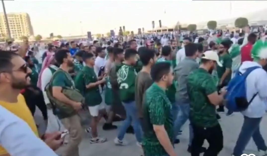 suporter-Arab-Saudi-kompak-melakukan-selebrasi-Siuuu-ala-Cristiano-Ronaldo.jpg