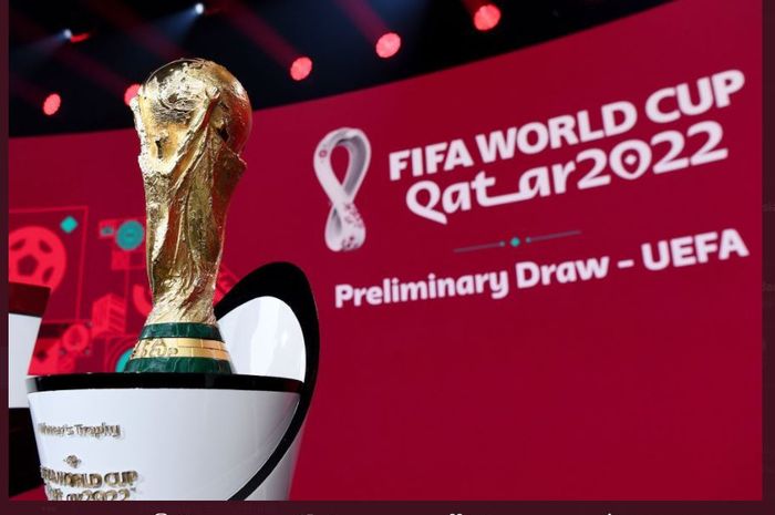 trofi-juara-piala-dunia-dipamerkan-dalam-momen-undian-kualifikasi-piala-dunia-2022.jpg