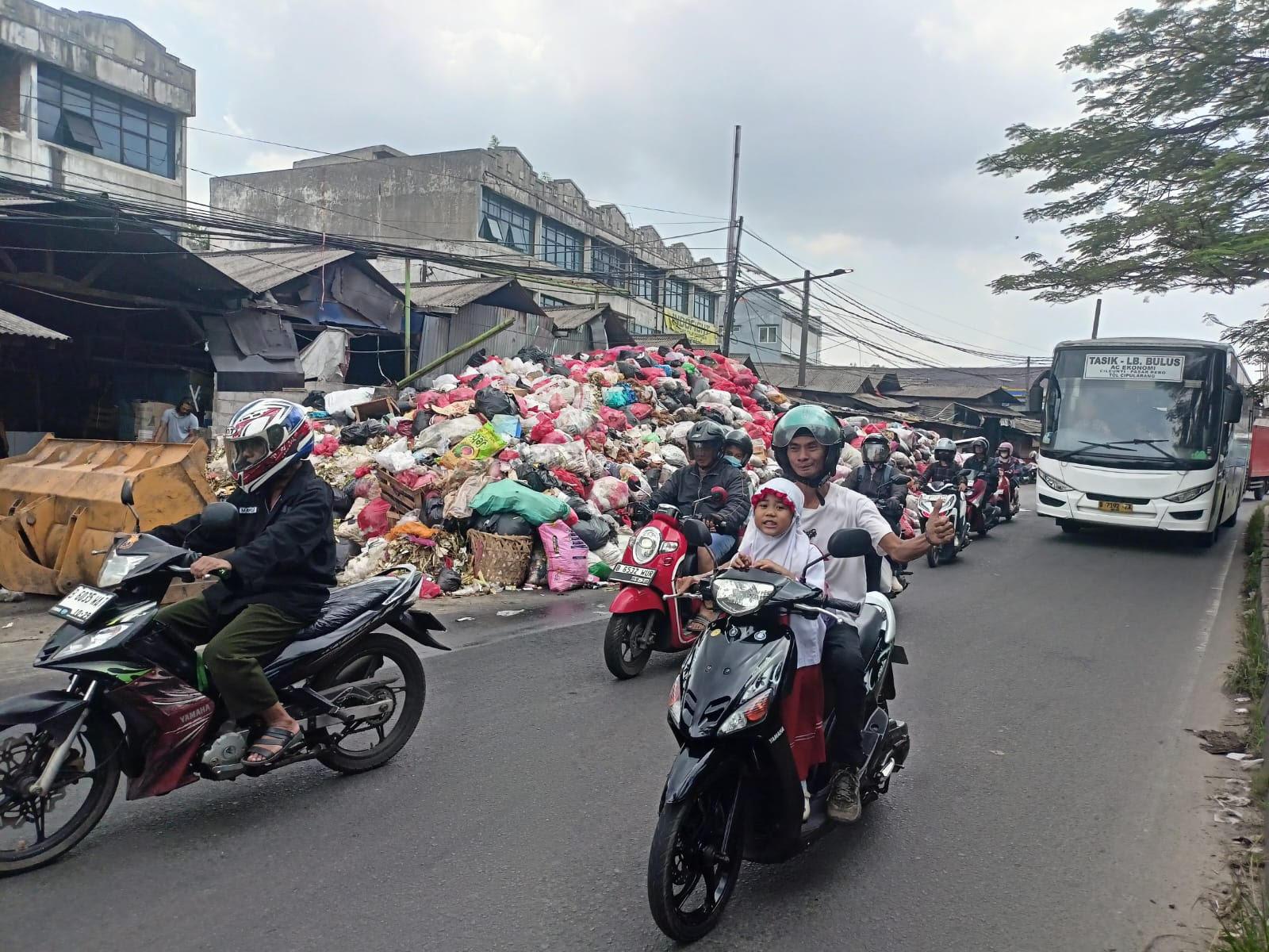 tumpukan-sampah-di-Jalan-Dewi-Sartika-tepatnya-di-dep.jpg