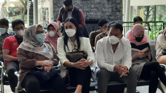 Vicky Praseto Divonis 4 Bulan Penjara, Kalina Oktarani Menangis dan Langsung Peluk Sang Suami