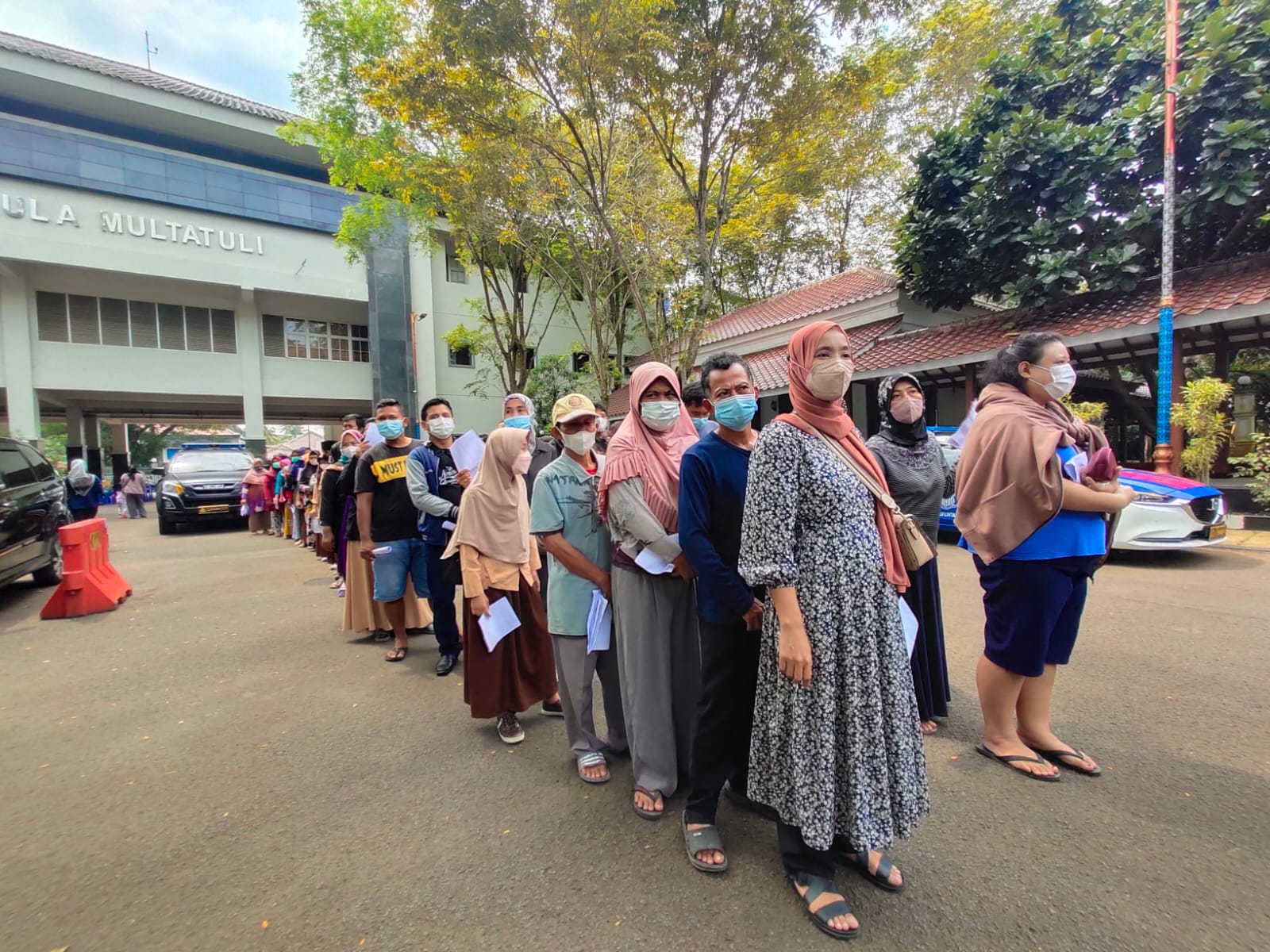 warga-lebak-antre-panjang-untuk-suntik-vaksin-covid-19.jpg
