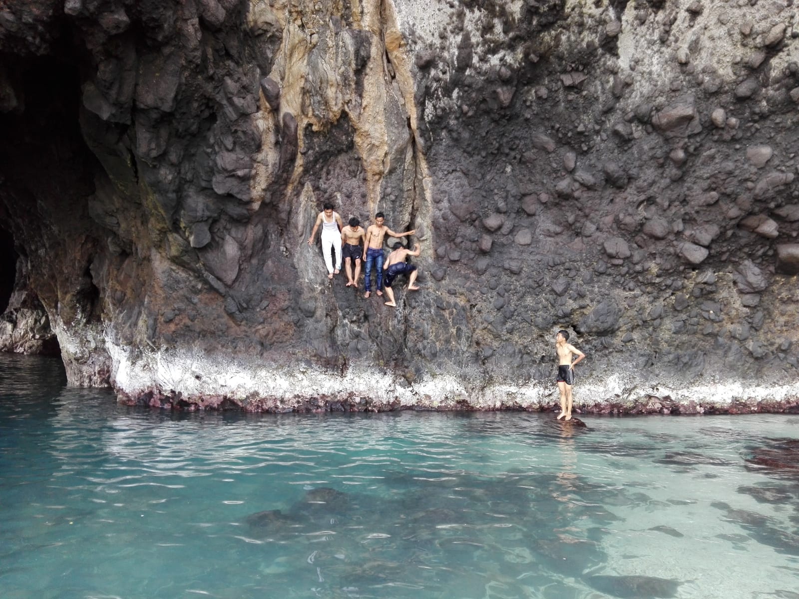 wisatawan-lompat-dari-atas-tebing-ke-kolam-air-laut-di-goa-kelelawar-yang-berada-di-pulau-shangiang.jpg