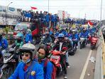 10-ribu-mahasiswa-dan-pelajar-padati-flyover-ciputat-untuk-rasa-cipta-kerja.jpg