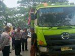 21-truk-pasir-ditilang-polisi.jpg