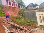 9-rumah-di-Kampung-Daroyon-Desa-Girimukti-Cilograng-rusak-berat-akibat-pergerakan-tanah.jpg