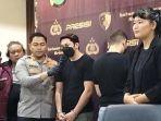 Andrew-Andika-dihadirkan-dalam-rilis-kasus-narkoba-di-Polres-Metro-Jakarta-Barat-Selasa1102024.jpg