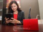 Anggita-Setia-Dara-menghubungkan-handphone-nya-dengan-powerbank.jpg