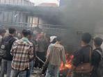 Demo-mahasiswa-aksi-unjuk-rasa-bakar-ban.jpg