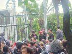 Demonstran-jebol-pagar-gedung-DPR.jpg