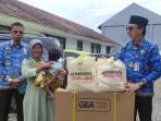 Dinsos-Kota-Serang-membagikan-bantuan-sos.jpg
