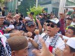 Eks-Juru-Bicara-Jubir-Front-Pembela-Islam-FPI-Munarman-resmi-menghirup-udara-bebas.jpg