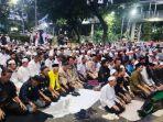 Front-Persaudaraan-Islam-FPI-melakukan-salat-magrib.jpg