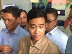 Gibran-bagi-bagi-susu-di-car-fr.jpg
