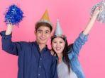 Ilustrasi-dua-orang-merayakan-tahun-baru.jpg