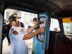 Kadishub-Kota-Serang-M-Ikbal-memasang-stiker-penetapan-tarif-angkot-di-Terminal-Pakupatan-tipe-A.jpg