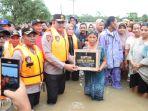 Kapolda-Banten-memberikan-bantuan-ke-korban-banjir.jpg