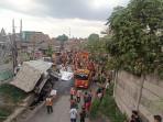 Kecelakaan-dump-truck-yang-terjun-bebas-dari-Tol-TangerangMerak.jpg